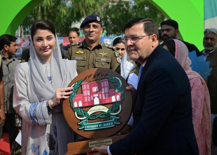 WVC Presents Souvenir to CM Punjab